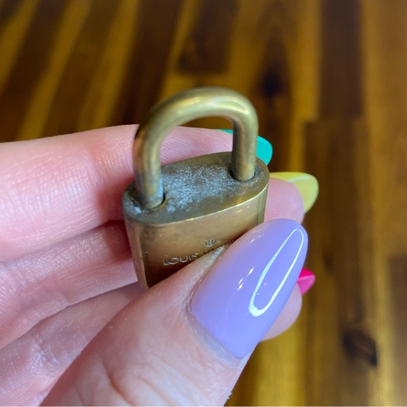 Louis Vuitton Gold Lock 304 - Picture 2 of 5